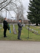 Seppo Laalahti puhuu veteraanipäivänä 27.4.2021 Messukylän sankarihaudalla.