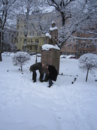 Kransnedläggning vid monumentet i Elisabetsskvären