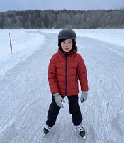 Viktor Tohlopin matkaluisteluradalla talvella 2024; äidin, Pian ottama kuva